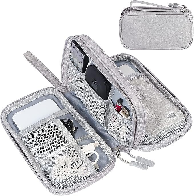 FUNDA ORGANIZADOR DE CABLES CON MULTIPLES BOLSILLOS PARA CARGADORES, USB, TARJETAS SD O MICRO SD, DISCO DURO Y AUDIFONOS, CUENTA CON BANDAS ELASTICAS PARA CABLES, DOBLE CREMALLERA. ORGANIZADOR CABLES FUNDA GRIS – BROBOTIX